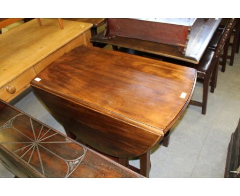 Drop leaf gate leg table