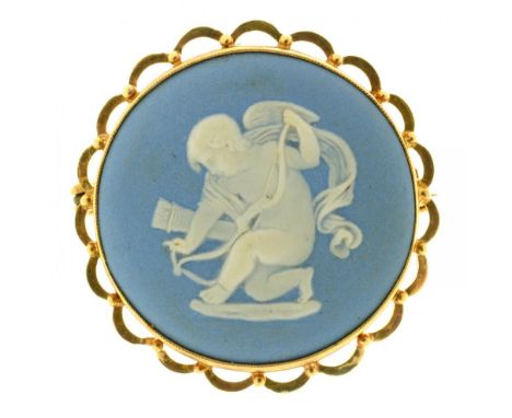 A WEDGWOOD JASPERWARE CAMEO BROOCH OF PUTTO, IN GOLD MARKED 9CT, 3.2 CM DIAMETER++LIGHT WEAR CONSISTENT WITH AGE