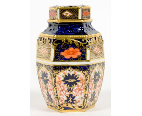 AN HEXAGONAL ROYAL CROWN DERBY IMARI PATTERN TEA CADDY AND COVER, 12CM H, PRINTED MARKS, C1930