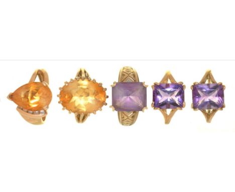 THREE AMETHYST RINGS IN 9CT GOLD AND TWO CITRINE RINGS IN 9CT GOLD, 18.5G, SIZE K - N++LIGHT WEAR CONSISTENT WITH AGE 