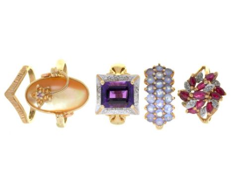 A 9CT GOLD WISHBONE WEDDING RING AND FOUR GEM SET 9CT GOLD RINGS, INCLUDING A RUBY AND DIAMOND CLUSTER RING AND AN AMETHYST A