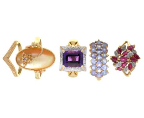 A 9CT GOLD WISHBONE WEDDING RING AND FOUR GEM SET 9CT GOLD RINGS, INCLUDING A RUBY AND DIAMOND CLUSTER RING AND AN AMETHYST A