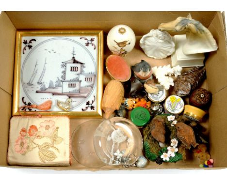 AN 18TH C DUTCH DELFT MANGANESE TILE, FRAMED, 14CM OVERALL, A VICTORIAN BARREL SHAPED TUNBRIDGE WARE THREAD WAXER, TWO CRUMME