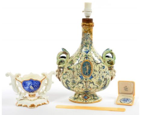 AN ITALIAN MAIOLICA STONEWARE SNAKE HANDLED FLASK (ADAPTED), 38CM H, CIRCA EARLY 20TH C, A FLORAL AND GILT DECORATED PORCELAI