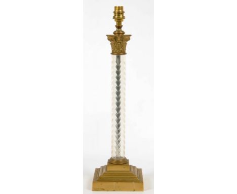 A BRASS AND 'CUT GLASS' CORINTHIAN COLUMN TABLE LAMP, 40CM H EXCLUDING FITMENT 