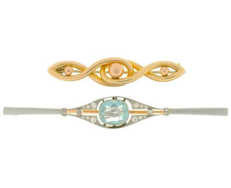 AN EDWARDIAN AQUAMARINE AND OLD CUT DIAMOND BAR BROOCH, IN GOLD AND PLATINUM, UNMARKED, 7 CM L, 6.5G, AND A GOLD BROOCH MARKE