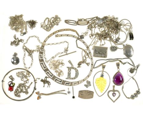 A CABOCHON AMETHYST PENDANT IN SILVER, TWO GEM SET PENDANTS IN SILVER AND MISCELLANEOUS SILVER JEWELLERY++WEAR CONSISTENT WIT
