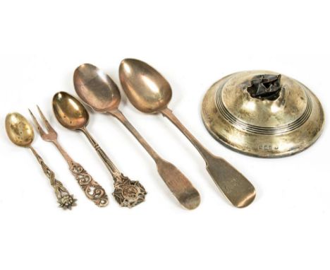 MISCELLANEOUS SILVER ARTICLES, INCLUDING AN IRISH GEORGE III SILVER TEASPOON, DUBLIN 1811, AN IRISH VICTORIAN SILVER TEASPOON