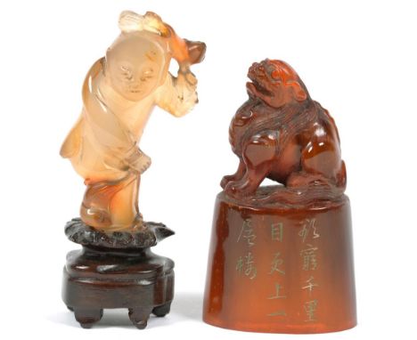 A CHINESE AMBER SEAL, 6CM H AND A MINIATURE CHINESE AGATE CARVING OF A BOY, BOTH 20TH C