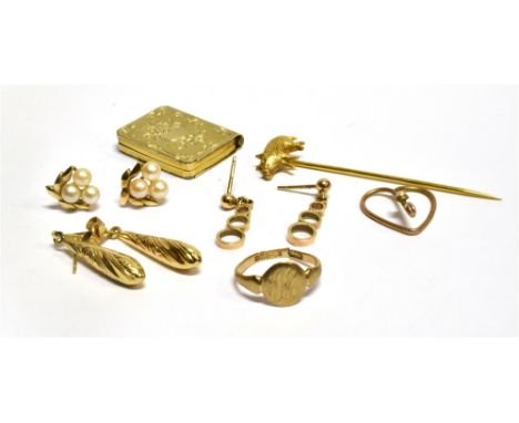 A SMALL QUANTITY OF 9CT GOLD JEWELLERY  comprising three pairs of earrings, a child's signet ring and a wire pendant, a total