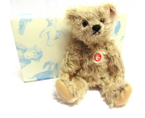 A STEIFF COLLECTOR'S TEDDY BEAR 'CHARLY'  (EAN 036668), caramel, with growler, limited edition 1018/1500, with certificate of