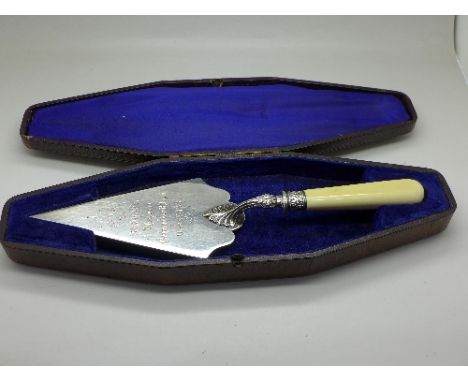 A Victorian commemorative trowel, with inscription and fitted case