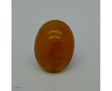 An amber coloured ring, the shank marked 585, O