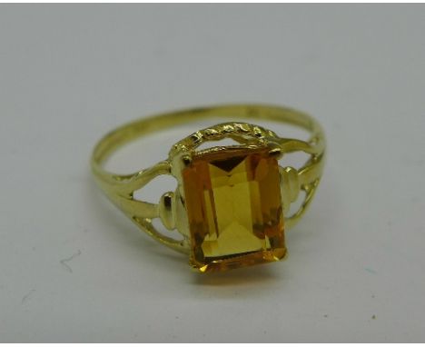 A 9ct gold and citrine ring, 1.1g, O