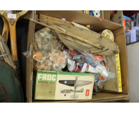 Box of vintage games, puzzles, badges etc