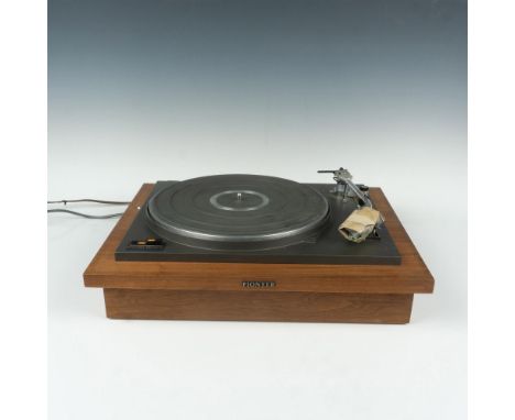 This vintage machine has the following specifications: belt-driven system, 4-pole hysteresis synchronous motor, 12"aluminum a