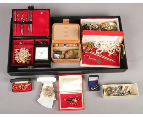 A tray of mostly costume jewellery. Including pen and cuff link set, club badges, etc.  