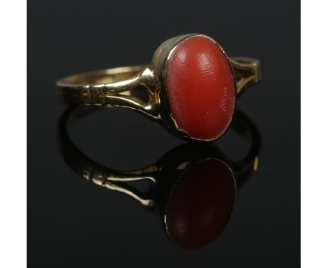 An 18ct gold coral ring. Size M. 2.03g. Tested.  