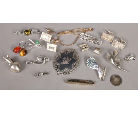 A quantity of mostly silver jewellery. Including brooches, cufflinks, tie clip, etc.  