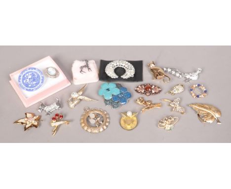 A collection of vintage costume jewellery brooches, to include cameo, animal and Spode ceramic examples.  