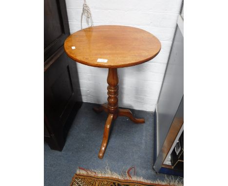 A 19TH CENTURY PALE MAHOGANY TRIPOD TABLE 