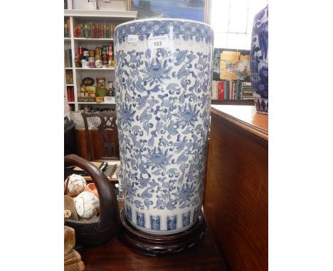 AN ORIENTAL BLUE AND WHITE CERAMIC STICK-STAND