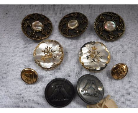 A SMALL COLLECTION OF VINTAGE BUTTONS including a button with label 'Rodick, Family Coachman's Button'