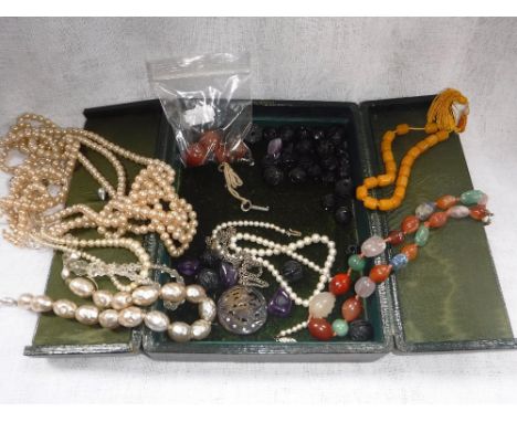 A SMALL QUANTITY OF 'JADE' and similar hardstone beads
