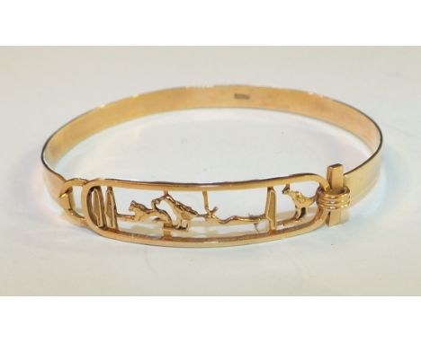 An Egyptian gold bangle bearing marks for 18k gold, 11.8g.