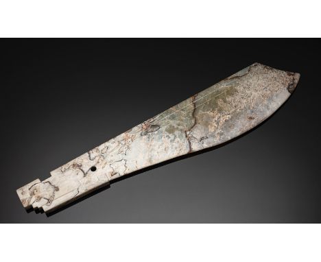 Große Klinge aus JadeChina, vermutlich Östliche Zhou-Dynastie/ Zeit der Streitenden Reiche50,5 x 10 - 6,3 x 1,3 cmHellgrün-bl