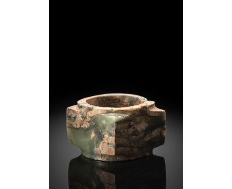 Cong aus beige-grüner Jade mit rostfarbenen EinschlüssenChina, Neolithikum/ Shang-Dynastie9,4 x 9,2 x 5,7 cmDas dickwandige C