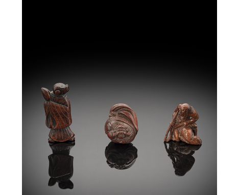 Drei Netsuke aus HolzJapan, 18./19. Jh.H. 3,5 - 6,5 cmLachender Daikoku in seinem Sack; Kanshin wird von einem Wegelagerer ge