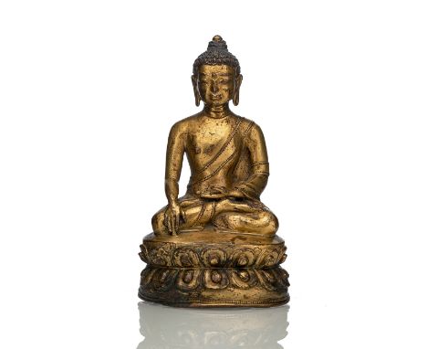 Feuervergoldete Bronze des BuddhaTibet, 15. Jh.H. 16,8 cmEr sitzt in Vajrasana auf einer Lotusbasis, seine rechte Hand ist in