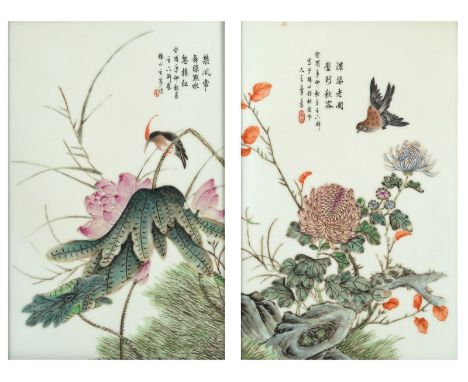 Zwei polychrom bemalte Porzellanplatten mit Blumen- und Vogeldekor, jeweils im HolzrahmenChina, Aufschrift, zyklisch dat. gui