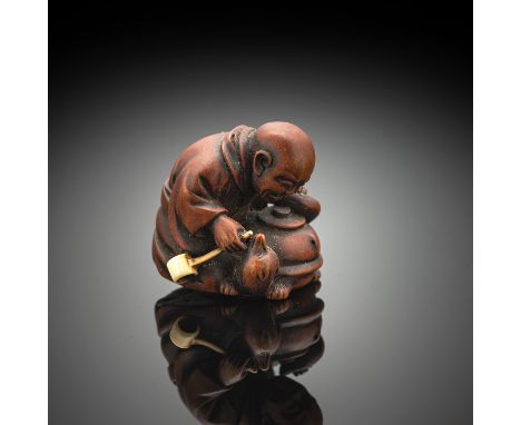 Netsuke des bunbuku chagama aus BuchsbaumJapan, sign. Ryûkei und kaô, 2. Hälfte 19. Jh.H. 2,9 cmEin Priester mit Schöpfkelle 