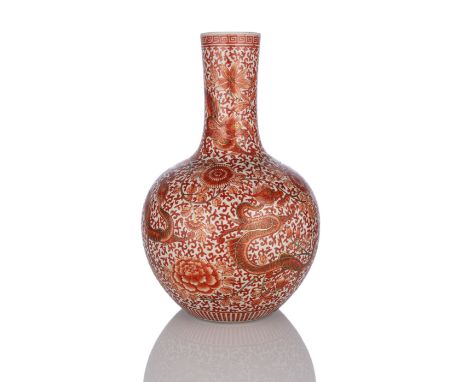 Kugelvase aus Porzellan mit eisenrotem Floral- und DrachendekorChina, eisenrote Kangxi-Sechszeichenmarke, 19. Jh.H. 39 cmSamm
