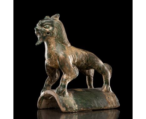Feiner Dachreiter aus Tonware mit irisierender grüner Glasur in Form eines Fabeltieres auf einem gewölbten ZiegelChina, Ming-