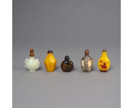 Fünf Snuffbottles aus Pekingglas, Jade u. a.China, 19. Jh. und späterH. 5-7,1 cmAus einer süddeutschen Privatsammlung, in den