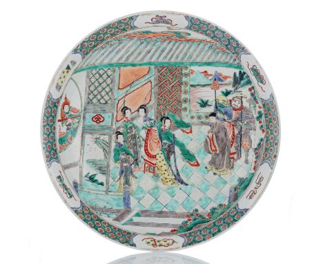 Rundplatte aus Porzellan mit 'Famille verte'-Darstellung einer RomanszeneChina, unterglasurblaue Kangxi-Sechszeichenmarke, 19