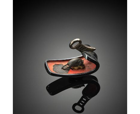 Ungewöhnliches Netsuke eines Steigbügels aus MetallJapan, 19. Jh.H. 3,2 cmDer Steigbügel aus shakudô, innen rot lackiert, der