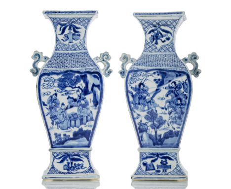 Paar rechteckige Balustervasen aus Porzellan mit seitlichen Handhaben und unterglasurblauem Floral- und FigurendekorChina, fr