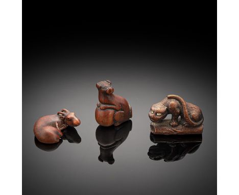 Drei Tier-Netsuke aus BuchsbaumJapan, 19. Jh.L. 4,2 - 5,3 cmSich kratzende Ziege mit langem Bart;  Mächtiger Tiger auf zwei B