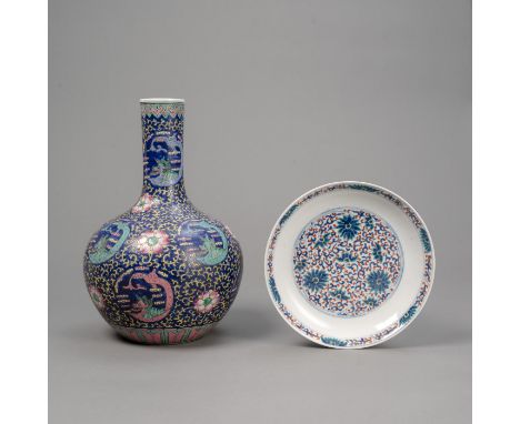 Porzellanschale mit 'Doucai'-Lotosdekor und eine Flaschenvase mit 'Famille rose'-Drachendekor auf blauem GrundChina, untergla