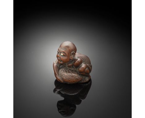 Netsuke eines blinden Masseurs beim Versuch einen Stein zu heben aus BuchsbaumJapan, signiert, 19.Jh.H. 3,5 cmAus einer südde
