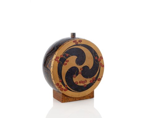 Netsuke einer Kröte auf einer Sandale aus braunem HolzJapan, Meiji-PeriodeL. 6 cmAus einer alten ostdeutschen Privatsammlung,