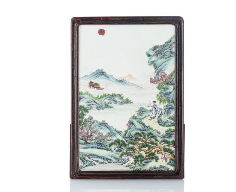 Porzellantafel mit 'Famille rose'-Dekor eines Gelehrten in einer BerglandschaftChina, Qing-Dynastie39 x 26 cm R.Aus einer Nor