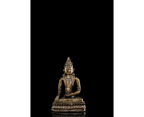 Bronze eines BodhisattvaLadakh, 12. Jh.H. 21,5 cmEr sitzt in Vajrasana auf einem Lotussockel, die rechte Hand in Varadamudra,