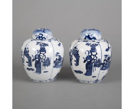 Paar Deckelvasen mit unterglasurblauem Dekor eleganter Damen im GartenChina, unterglasurblaue Kangxi-Vierzeichenmarken, 19. J