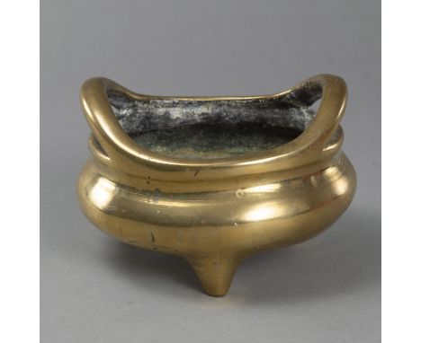 Weihrauchbrenner aus Bronze mit zwei geschwungenen bogenförmigen HandhabenChina, 'Wu Bangzuo'-MarkeH. 11,7 cm, D. ca. 17 cmEh