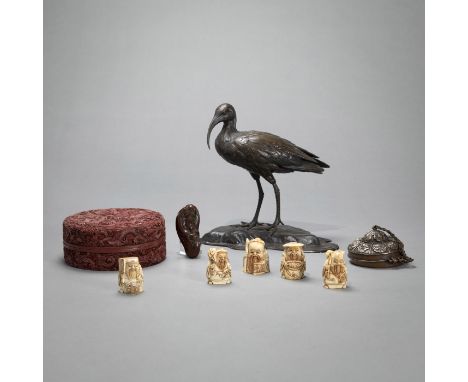 Konvolut Kunstgewerbe mit Bronze-Okimono, Deckeldose mit Drachendekor, Netsuke, u. a.China/Japan, die Deckeldose mit Qianlong
